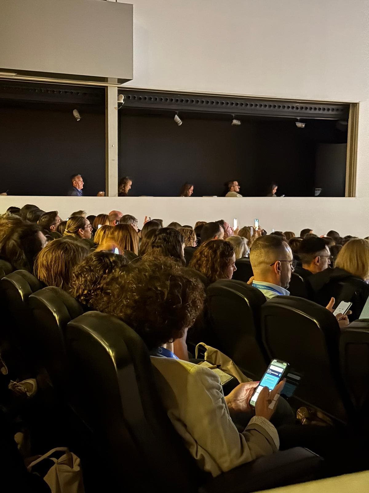 Auditorio lleno siguiendo una conferencia