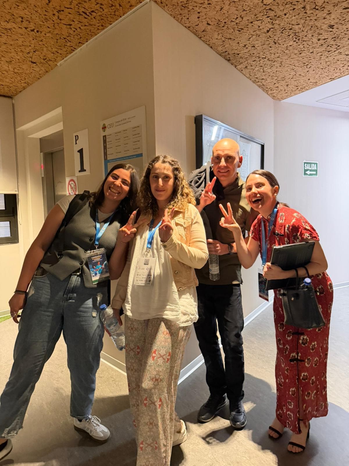 Equipo y ponentes en una pausa